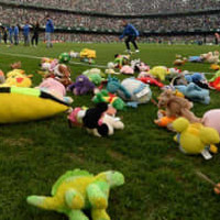 優しき世界、再び!ベティスの「ぬいぐるみシャワー」がこれ 画像