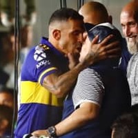 36歳テベス、59歳マラドーナと口と口でキス!「仰天キスシーン」がこれ 画像