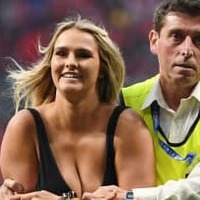 昨年CL決勝で乱入の超ハイレグ女性、「スカイダイビング失敗の瞬間」が話題に 画像