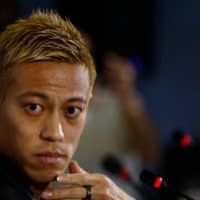 本田圭佑、マスク姿で登場したブラジルデビュー戦で初ゴール!(動画あり) 画像