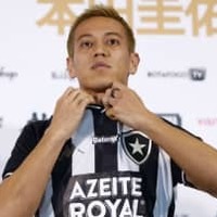 本田圭佑、ブラジルでも人気!なんと相手選手が「前半」にユニフォーム争奪 画像