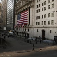 NY株反落、一時1300ドル安 画像