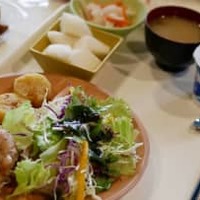 ピッチのすぐ隣で選手が食事するいわきFC。「食」について担当者に聞いてみた 画像